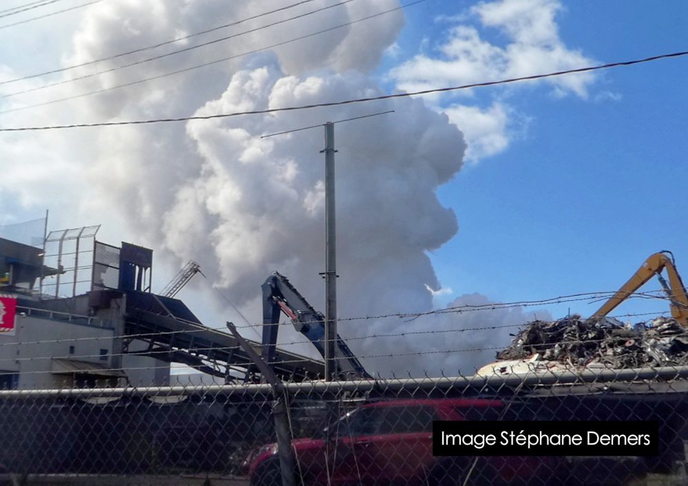 Important incendie dans un centre de recyclage à Montréal-Est